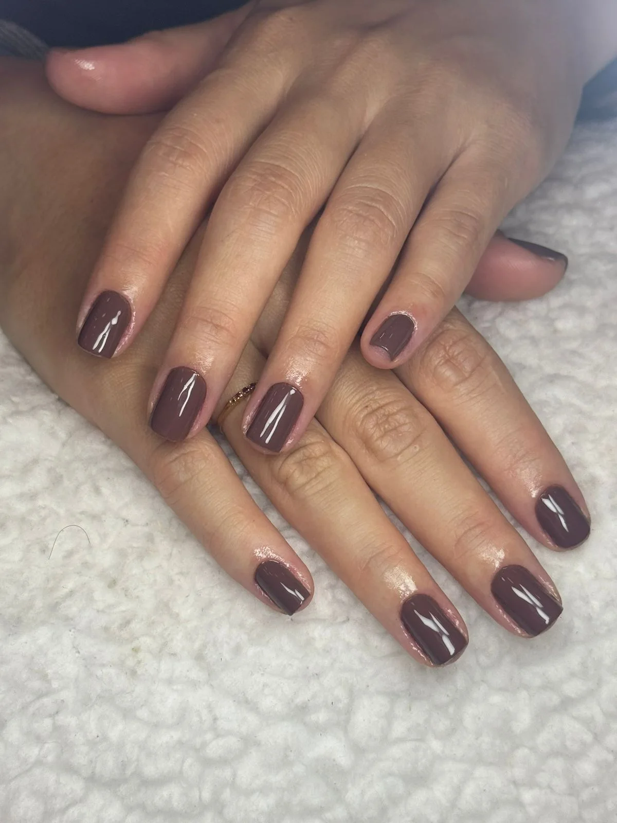 Esmaltação marrom clássica realizada por Mari Pastorelli